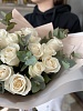 Букет из белых роз с эвкалиптом