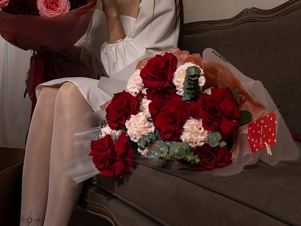 Букет из красных роз и диантусов "Первое признание" на 14 февраля 