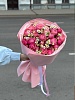 Букет из пионовидных кустовых роз и ромашек 