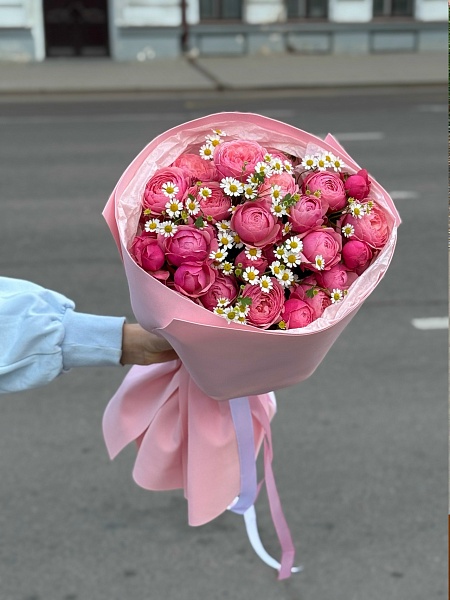 Букет из пионовидных кустовых роз и ромашек 