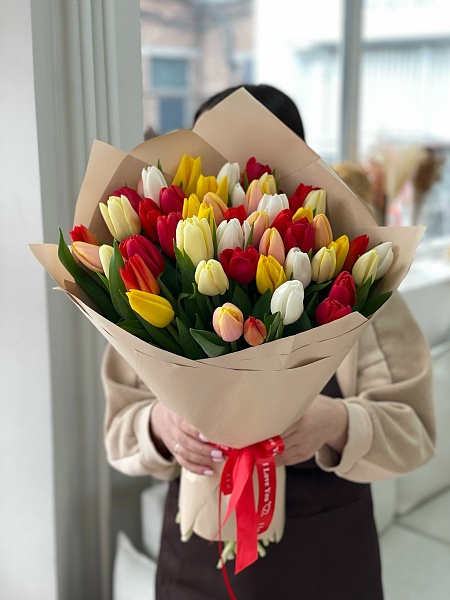 Букет из 51 классического тюльпана микс в оформлении