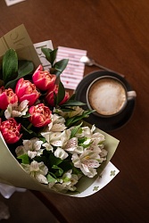 Букет с тюльпанами "Цветочный шик"