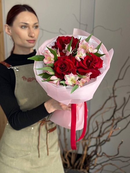 Букет с французскими розами и альстромериями