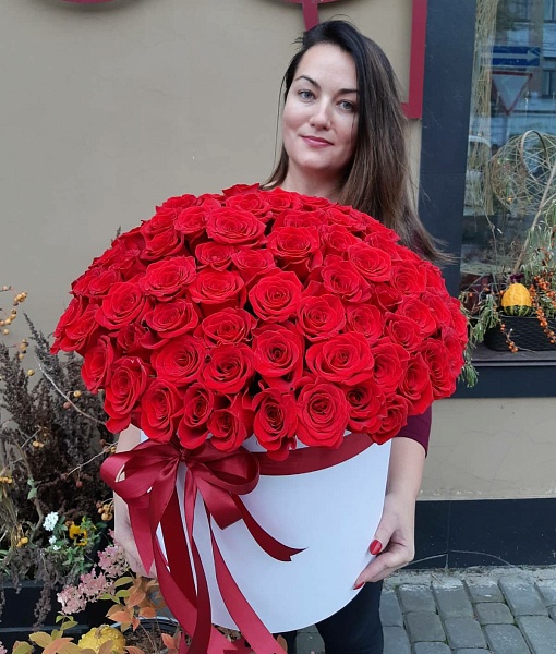 Композиция в шляпной коробке из 101 розы Эквадор.