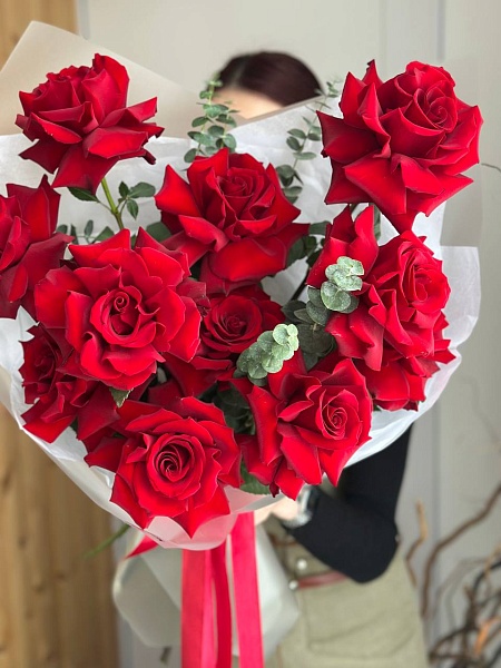 Букет из 11 красных французских роз "Купидон L" на 14 февраля