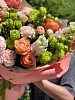 Букет с персиковыми розами и эустомой 
