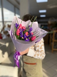 Букет из 7 ирисов и 8 розовых классических тюльпанов