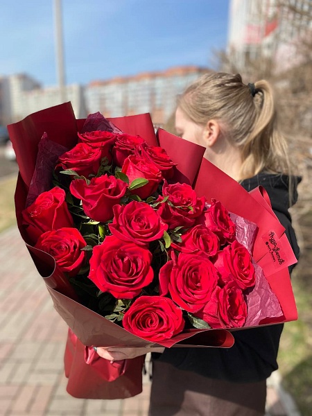 Букет из 19 красных роз "Грация"