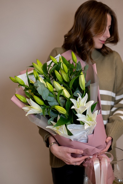 Букет из 5 лилий с эвкалиптом "Любимой маме"