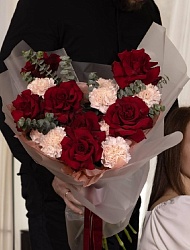 Букет из красных роз и диантусов "Первое признание"