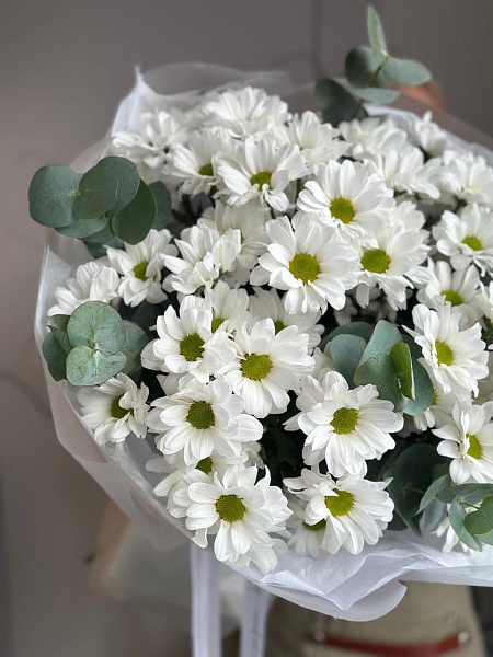 Букет с кустовыми хризантемами "Облако ромашек" для мамы