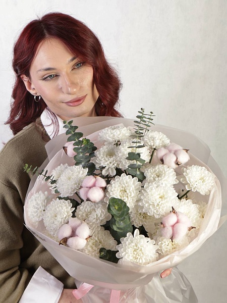 Букет с хризантемами и хлопком "Нежный баланс"