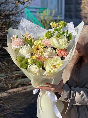 Букет с сортовыми герберами и пионами 