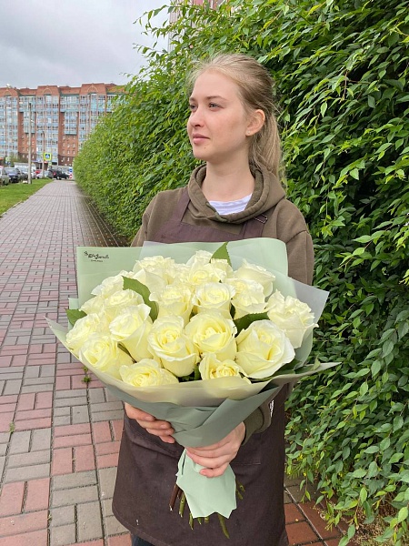 Букет из 25 белых роз "Нежный поцелуй"