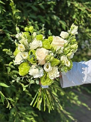 Букет невесты с зелёной эустомой, белыми розами и эвкалиптом №4