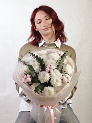Букет с хризантемами и хлопком "Нежный баланс"
