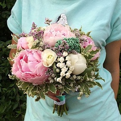 Нежный букет невесты с пионами и эустомой №25
