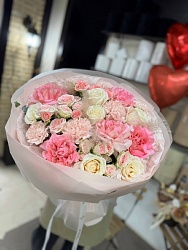 Букет с розами и диантусами "Цветочное разнообразие"