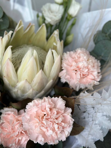 Букет с протеей и розами "Аристократичная нежность" ко Дню мамы