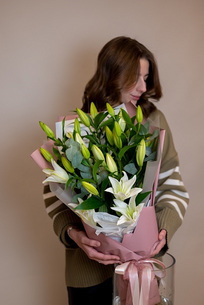 Букет из 5 лилий с эвкалиптом "Любимой маме"