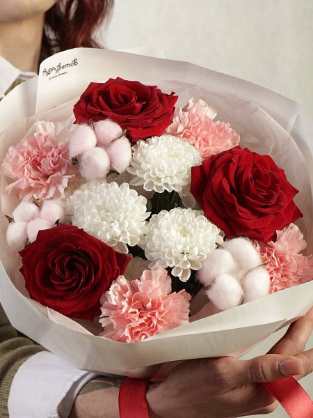 Букет c красными розами "Бархат и облака"