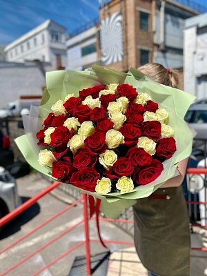Букет из 51 красной и белой Эквадорской розы