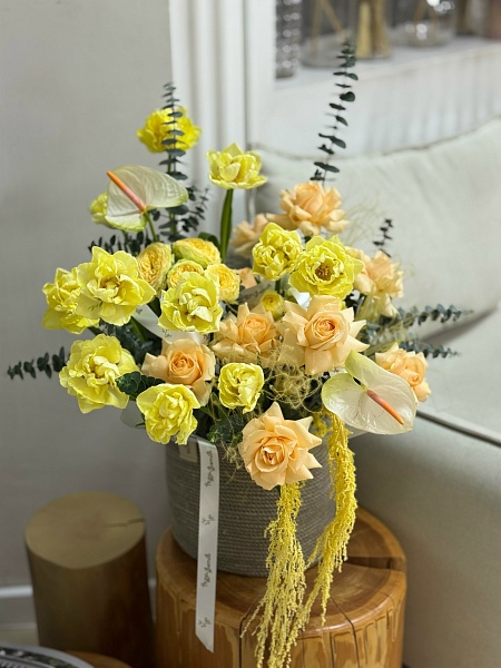 Авторская композиция в кашпо с пионовидными тюльпанами 