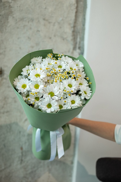 Букет из хризантем и ромашек