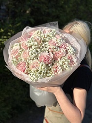 Букет из 15 розовых роз с гипсофилой "Хитовый"