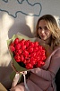 Букет из 25 красных класических тюльпанов "Любящее сердце"