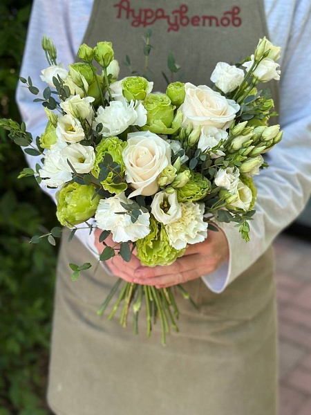 Букет невесты с зелёной эустомой, белыми розами и эвкалиптом №4