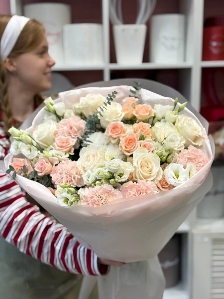 Букет с розами и эустомами "В подарок тебе"