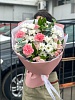 Стойкий букет с альстромериями, диантусами и хризантемами