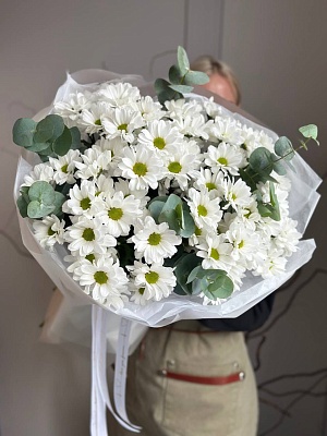 Букет с кустовыми хризантемами "Облако ромашек" для мамы 