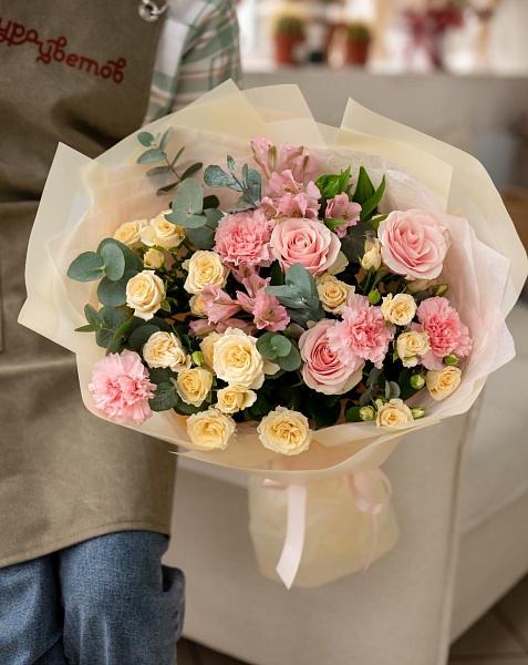 Букет с кустовыми розами "Хрупкое счастье"