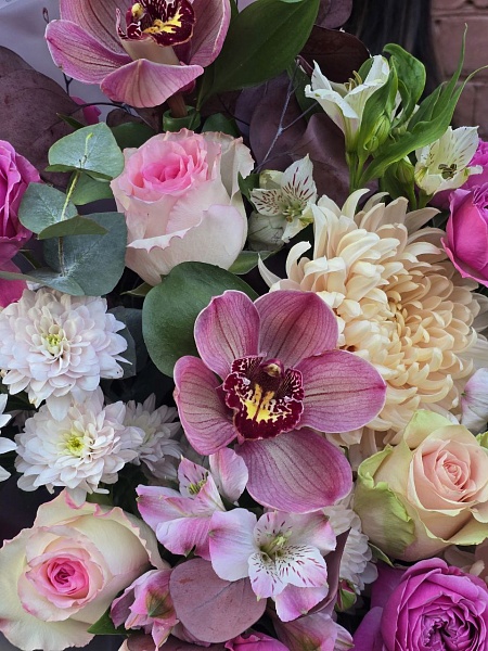 Букет с орхидеями и хризантемами "Яркая жизнь"