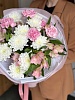 Стойкий букет с альстромерией, хризантемой и диантусами 