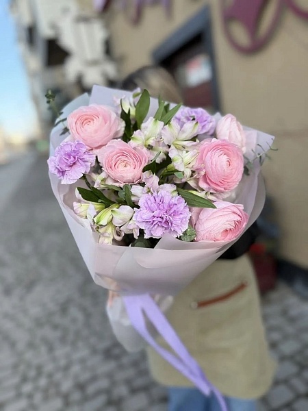 Букет с ранункулюсами и лунными гвоздиками 