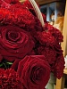 Траурная композиция из красных роз и гвоздик