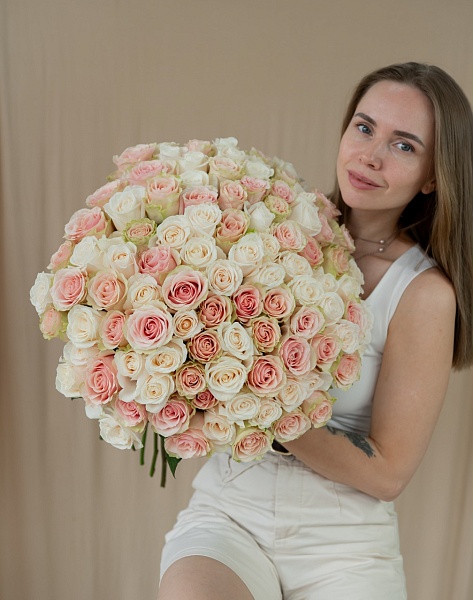 Букет из 101 розовой и белой розы