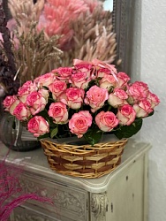 Корзина с 51 российской розой "Виртуоз"