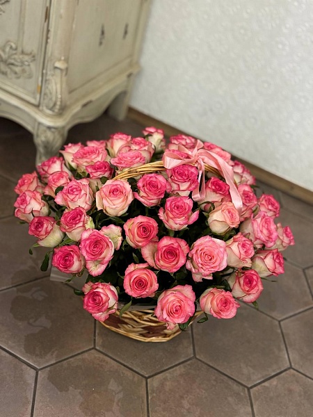 Корзина с 51 российской розой "Виртуоз"