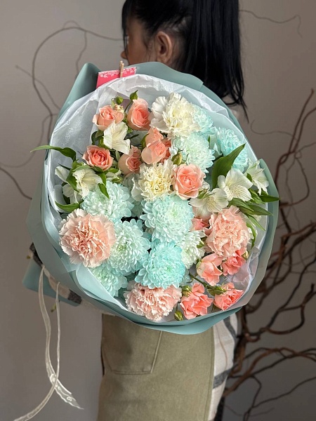 Букет с хризантемой и кустовыми розами "Дофаминовый"