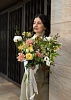 Летний букет из пионов, матрикарии  и кустовой розы 