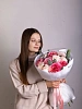 Букет из розовых пионовидных роз и диантусов 