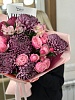 Букет с хризантемой Бигуди и кустовыми розами "Счастливый миг"