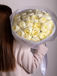 Букет из 25 белых роз "Нежный поцелуй"