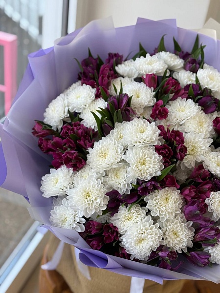 Стойкий букет с альстромериями и хризантемами 