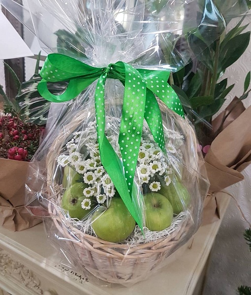 Корзина с яблоками и ромашками