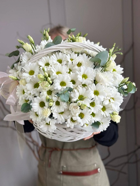 Корзина с хризантемой и эустомой "Шепот ветра" 